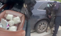 Cetățean străin - prins transportând droguri în Moldova pentru o rețea criminală internațională. 12 kg de substanțe narcotice, în valoare de peste 6 milioane lei, scoase din circuit. Imagini din timpul perchezițiilor - VIDEO