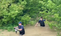 Curaj în mijlocul dezastrului: Jandarmii din Covasna, România, au scos la mal o pisică speriată, blocată printre resturi și ape - VIDEO