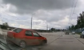 Depășire cu ghinion pe șoseaua Hîncești: Mașină avariată după ce a nimerit într-o groapă plină cu apă - VIDEO