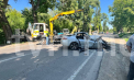 Grav accident la Edineț. Un bărbat a ajuns la spital, după ce a urcat băut criță la volan și s-a lovit cu mașina de un tractor cu cupă. Imagini de la locul impactului - VIDEO