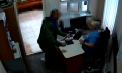 Un bărbat din capitală - reținut după ce a agresat o casieră și a furat peste 6 mii de lei de la autogara din Criuleni - VIDEO