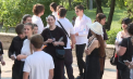 Elevii claselor a 12-a au susținut examenul la limba străină. În timp ce unii s-au pregătit riguros și așteaptă note mari, alții au venit doar cu cunoștințe de bază: „Salut. Pot să mă salut” - VIDEO
