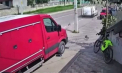 Momentul în care un șofer este lovit în plin, pe trotuar, de o mașină chiar în timp ce își descărca marfa. Ce spune poliția - VIDEO