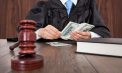 Un judecător - deferit justiției, după ce ar fi cerut bani de la un avocat stagiar pentru a fi admis la studii la INJ spunându-i că are influență asupra unor persoane cu funcție de demnitate publică