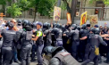 Un bărbat, imobilizat de poliție, după ce a încercat să forțeze cordonul carabinierilor și a implicat un copil. Poliția, despre altercațiile de la marșul LGBT