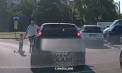 Iresponsabilitate fără margini: Un bărbat a stopat o mașină pentru a traversa strada neregulamentar, din motiv că ar fi cu un copil mic - VIDEO