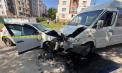 Doi copii - transportați la spital, după ce automobilul în care se aflau s-a lovit violent de o altă mașină, în capitală - FOTO