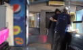 A intrat într-un local din capitală, a bătut un angajat, la amenințat cu arma și a furat 700 de lei. Un bărbat - plasat în arest. Momentul a fost surprins de camerele de supraveghere - VIDEO