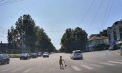 Un copil pe trotinetă - surprins singur pe o stradă din capitală: „Nu erau părinți în apropiere, iar micuțul a evitat trecătorii care se grăbeau să-l ajute.” Momentul filmat de o cameră de bord - VIDEO