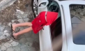 Un tânăr din capitală - surprins cum strică geamul unui automobil pentru fura mai multe bunuri din el. Ce spune poliția - VIDEO