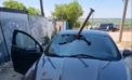 Incident periculos la Durlești: O grindă metalică a căzut peste un automobil aflat în mers, lângă un șantier de construcții. Momentul, surprins de camera de bord – VIDEO