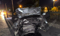 Un automobil, făcut zob după ce s-a izbit într-un pilon de electricitate care a căzut pe carosabil, pe un pod din stânga Nistrului. Un tânăr și doi adolescenți au scăpat ca prin minune - GALERIE FOTO