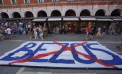 Bezos, gonflat de proteste: Activiștii i-au sabotat nunta din Veneția cu crocodili de plastic - VIDEO