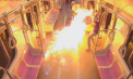 Momentul în care un bărbat aruncă benzină și dă foc unui vagon de metrou din Seul. 21 de persoane au ajuns la spital - VIDEO
