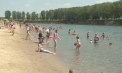 Zăpușeala a scos oamenii la scăldat: Plajele, luate cu asalt în weekend: „Mai întâi ne bronzăm aici, apoi mergem la mare” - VIDEO