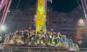 Momentul în care o bucată dintr-o tiribombă în care se aflau zeci de tineri cade, într-un parc de distracții din Bacău - VIDEO