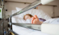 Un bebeluș de 10 luni și un copil de cinci ani din Rîbnița, transportați la spital după ce unul a înghițit pastile, iar celălalt a băut apă cu clor. Starea lor este stabilă
