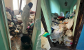 A adunat din nou gunoi în propria locuință, până a ajuns la tavan: Deșeuri evacuate pentru a 8-a oară dintr-un apartament din capitală – VIDEO
