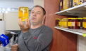 În acest an, în Moldova, va fi o recoltă mai mică de miere. Care este motivul, dar și ce ar trebui să cunoască cumpărătorii atunci când o procură. Explicațiile unui apicultor - VIDEO