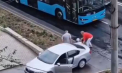O persoană a ajuns la spital, după ce a fost lovită de o mașină în timp ce se deplasa cu o trotinetă electrică, în capitală - VIDEO