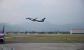 Incident șocant în Italia: Bărbat aspirat de motorul unui avion pe aeroportul din Bergamo
