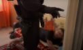Un cetățean străin - cercetat penal, după ce ar fi determinat o fată de 11 ani din Moldova să-i trimită fotografii cu caracter sexual. Momentul în care mascații INI intră în apartamentul acestuia - VIDEO
