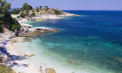O femeie s-a înecat luată de valuri de pe o plajă din Corfu, chiar sub ochii fiului și soțului ei
