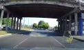 Momentul în care o placă de beton cade de pe podul situat pe strada Ismail, chiar în fața unui automobil - VIDEO