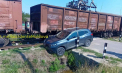 La un pas de tragedie: o mașină a fost lovită de tren la o trecere feroviară din raionul Șoldănești - FOTO