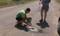 Un șofer din raionul Căușeni și-a încărcat miercuri dimineața microbuzul cu nisip, ciment și apă și a decis să acopere cele mai mari găuri din asfalt - VIDEO