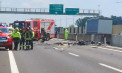 Avion prăbușit pe o autostradă din Italia: Momentul, surprins de camerele de supraveghere - VIDEO