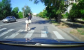 A scăpat ca prin minune. O tânără, cât pe ce să fie lovită de o mașină pe trecere de pietoni. Momentul, surprins de camera de bord - VIDEO