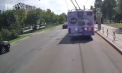 Momentul în care un copil este lovit pe o trecere de pietoni din capitală, surprins de camera de bord a unei mașini. Băiatul a fost transportat la spital - VIDEO