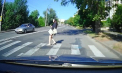 Șoferul care era cât pe ce să lovească o tânără pe o trecere de pietoni din capitală - identificat și sancționat - VIDEO