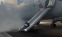 Panică la aterizarea unui avion în SUA, după explozia cauciucurilor: Pasagerii, evacuați pe tobogan. „O să murim cu toții” - VIDEO