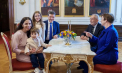 Imagini inedite. Nicușor Dan, cu familia în timpul vizitei oficiale în Austria. Băiețelul președintelui român a captat toată atenția – FOTO/VIDEO
