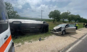 Accident grav la Edineț. Un bărbat a ajuns la spital, după ce șoferul unui microbuz a pierdut controlul volanului și s-a lovit cu o mașină de pe contrasens - FOTO