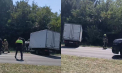 Un șofer a ajuns la spital, după ce camionul a derapat și s-a răsturnat într-un șanț. Poliția vine cu detalii - VIDEO