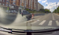 Un copil, cât pe ce să fie lovit de o mașină pe o trecere de pietoni din capitală. Momentul, surprins de camera de bord - VIDEO
