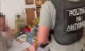 Trei persoane, printre care un preot, plasați în arest pentru vânzarea drogurilor. Ce au găsit polițiștii în urma perchezițiilor - VIDEO