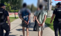 Doi cetățeni străini - reținuți sub suspiciunea de provocare a dezordinilor în masă: Au fost surprinși în timp ce lipeau, pe un gard din capitală, afișe cu mesaje false. Ce au spus poliției - VIDEO
