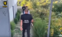 Un bărbat din Șipoteni - cercetat penal pentru circulația ilegală a drogurilor. Ce au găsit polițiștii la domiciliul acestuia - VIDEO  