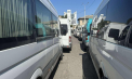 Transportatorii au ieșit din nou la protest. De această dată, aceștia au parcat microbuzele în fața Agenției Națională Transport Auto. Ce solicitări au - VIDEO