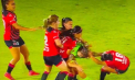 Scene din luptele MMA la un meci din campionatul feminin de fotbal al Mexicului. Două jucătoare s-au încăierat pe teren, stârnind haosul, ce a dus la înretruperea partidei - VIDEO