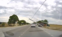 Imagini dramatice pe traseul Chirsova–Congaz: Doi stâlpi s-au prăbușit pe carosabil, unul a căzut peste un automobil. Momentul, surprins de o cameră de bord - VIDEO