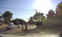 La un pas de tragedie: Momentul în care un șofer nu acordă prioritate persoanelor pe o trecere de pietoni din capitală - surprins de o cameră de bord. Poliția s-a autosesizat - VIDEO
