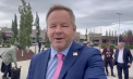 Jurnalistul american care l-a întrebat pe Zelenski de ce nu poartă costum a primit un cadou de la delegația rusă venită în Alaska - VIDEO
