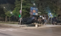 Accident nocturn în capitală: O mașină s-a răsturnat, după ce a fost lovită de un alt automobil. Imagini de la locul impactului - VIDEO