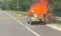 O mașină arde ca o torță, la Ungheni. Două echipaje de pompieri au intervenit - FOTO