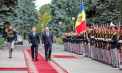 Prim-ministrul român, întâmpinat cu onoruri militare la Guvern, într-o ceremonie oficială. În prima sa vizită, s-a întâlnit cu șefa statului și a fost în teritoriu - VIDEO